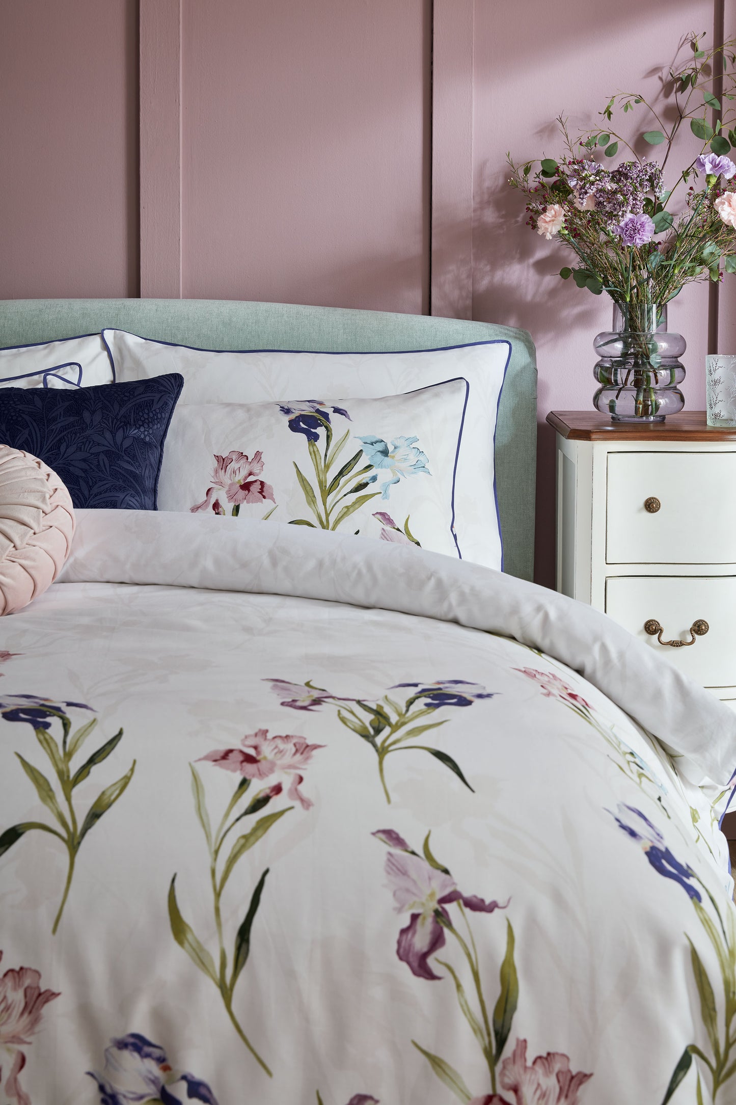 Hawling Irises Bedding Set