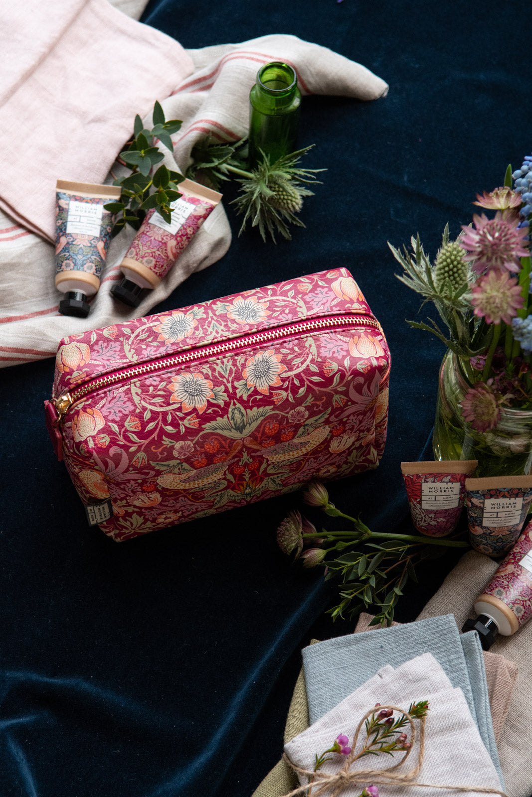 Strawberry Thief Medium Wash Bag