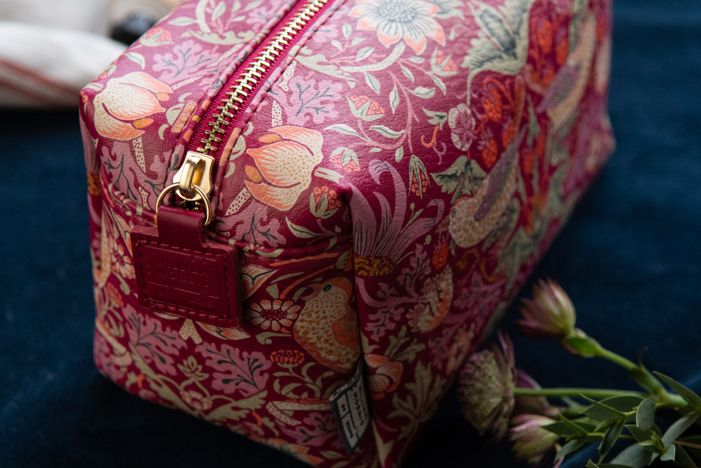 Strawberry Thief Medium Wash Bag