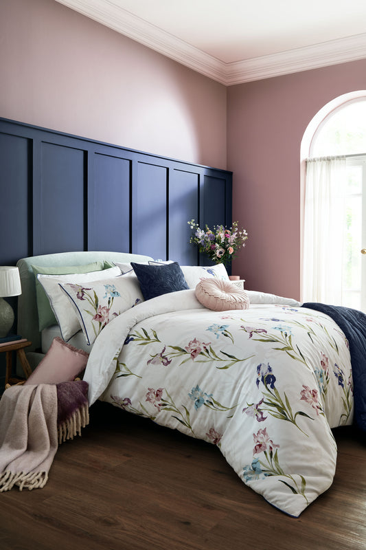 Hawling Irises Bedding Set